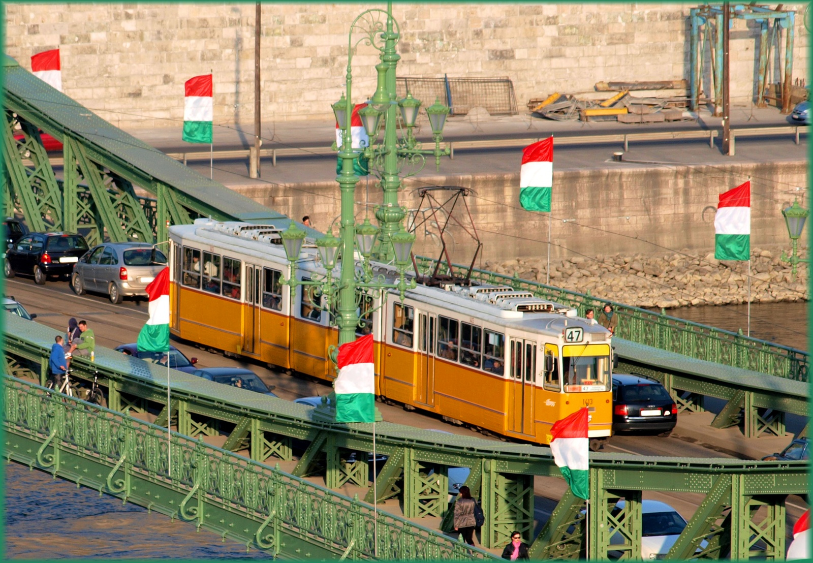 Ganz csuklós a Szabadság hídon (2011. március 15.)