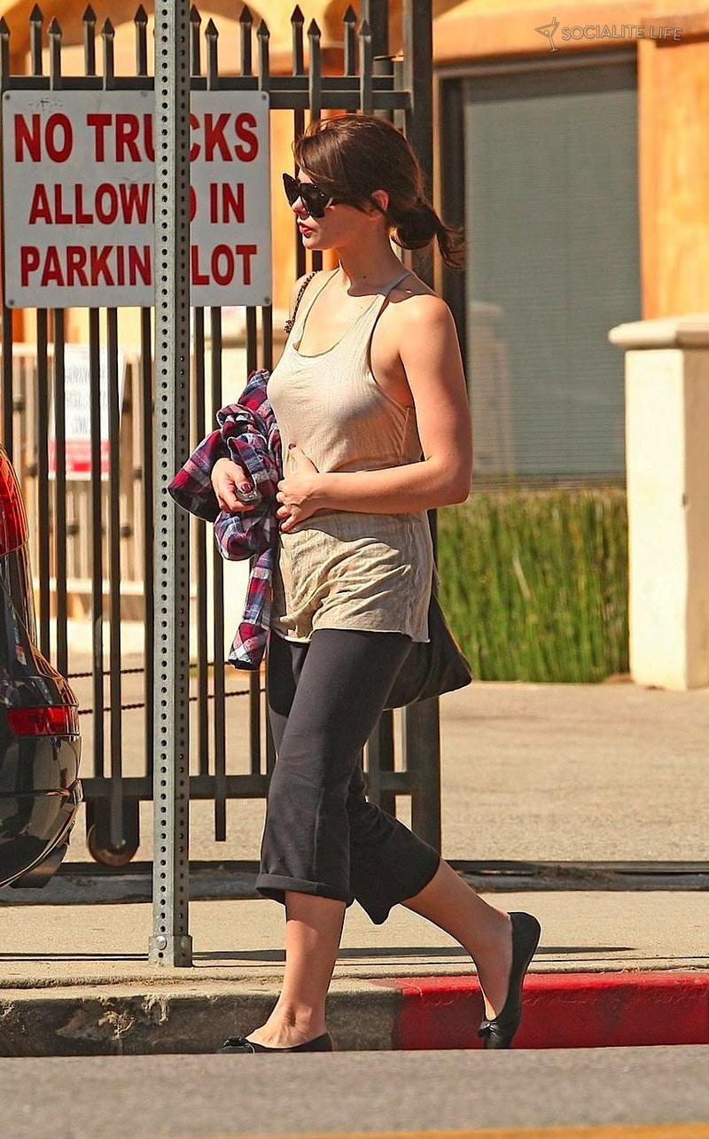 gallery enlarged-ashley-greene-vivians-cafe-09052009-17