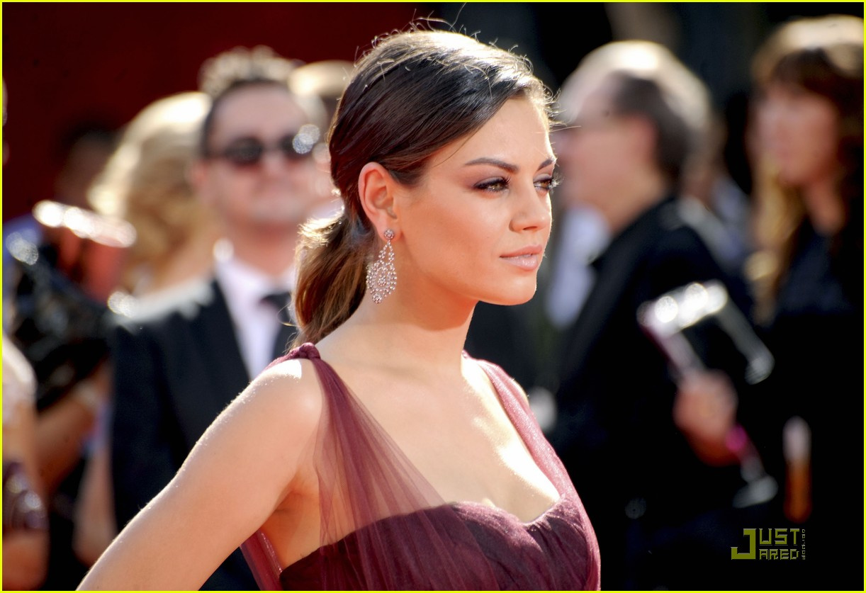 mila-kunis-emmy-awards-2009-02