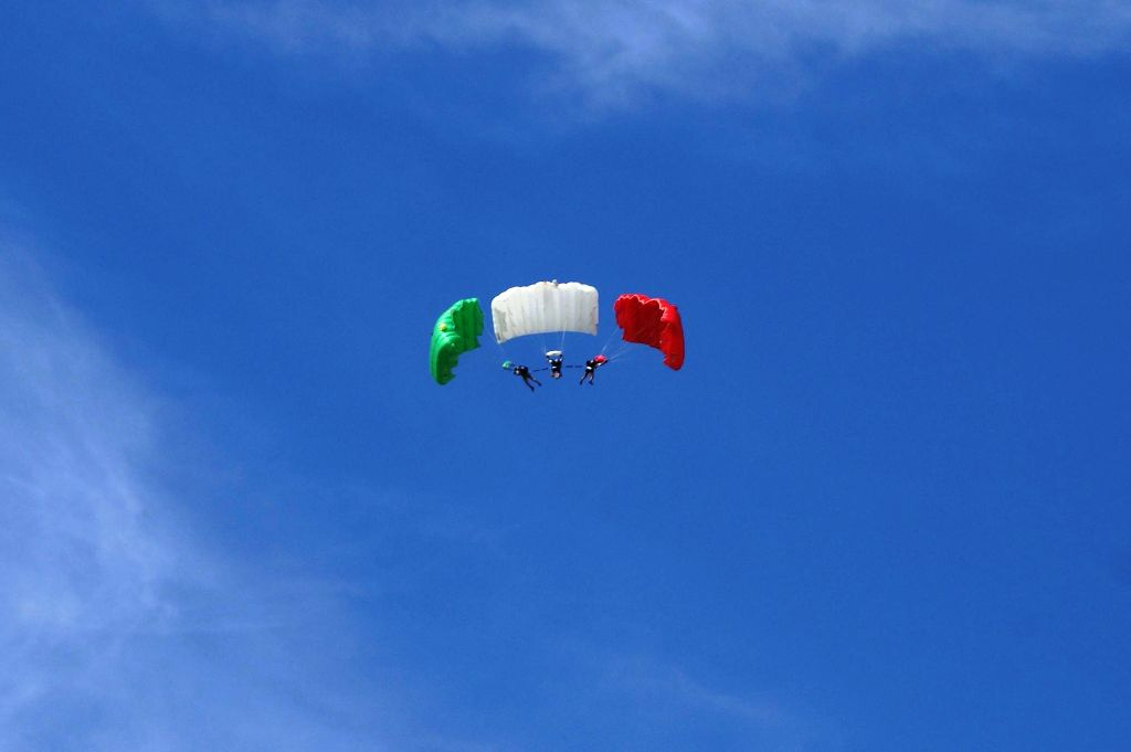 Repülőnap 2008 Kecskemét - ejtőernyősök formációja