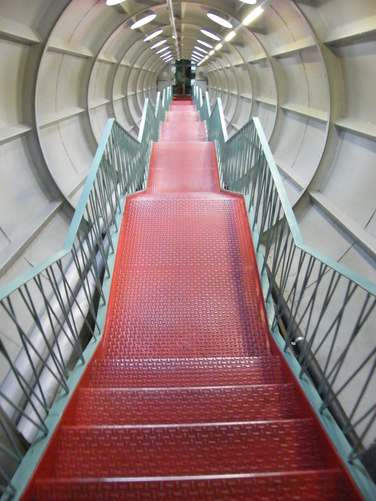 Kövesd a piros lépcsőt!