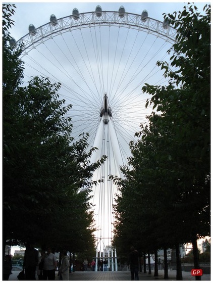 A "The London Eye".