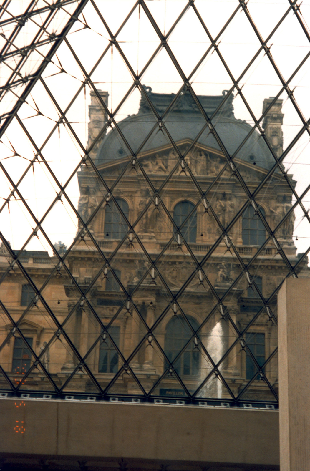 Louvre a piramisból