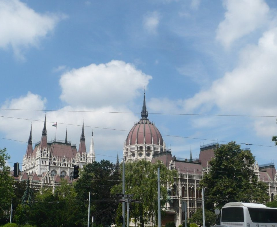 Budapesti Parlament vs. bécsi Kirche Maria vom Siege