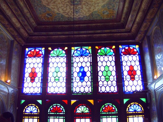 Siráz, színes ablakok a 18. századi Naranjestanban, azaz a Naran