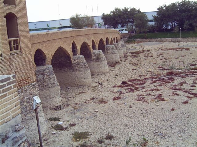 Iszfahán legrégebbi hídja, a 12. sz.-i Sahresztán
