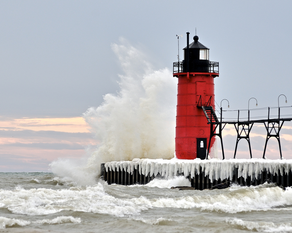 SouthHavenlighthousewinterwave