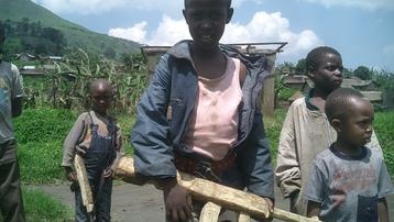 des-enfants-congolais-jouant-avec-des-arm