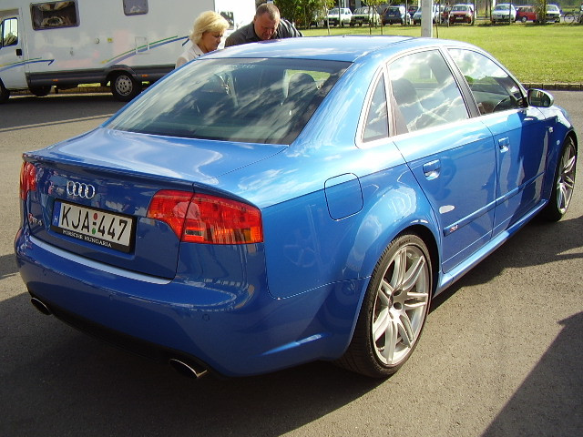 Audi RS4 far