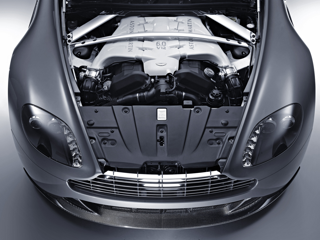 Aston Martin V12 Vantage Carbon Black 7