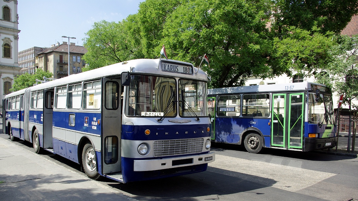 Ikarus 180 a Batthyány téren 06 2011.06.11