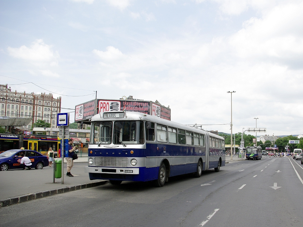 Ikarus 180 a Széll Kálmán téren 10 2011.06.18