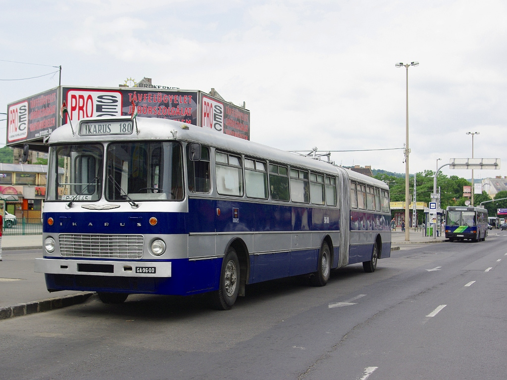 Ikarus 180 a Széll Kálmán téren 11 2011.06.18