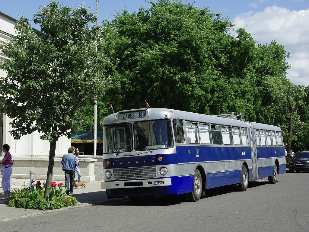 Ikarus 180 a Közlekedési múzeumnál 02 2011.06.25