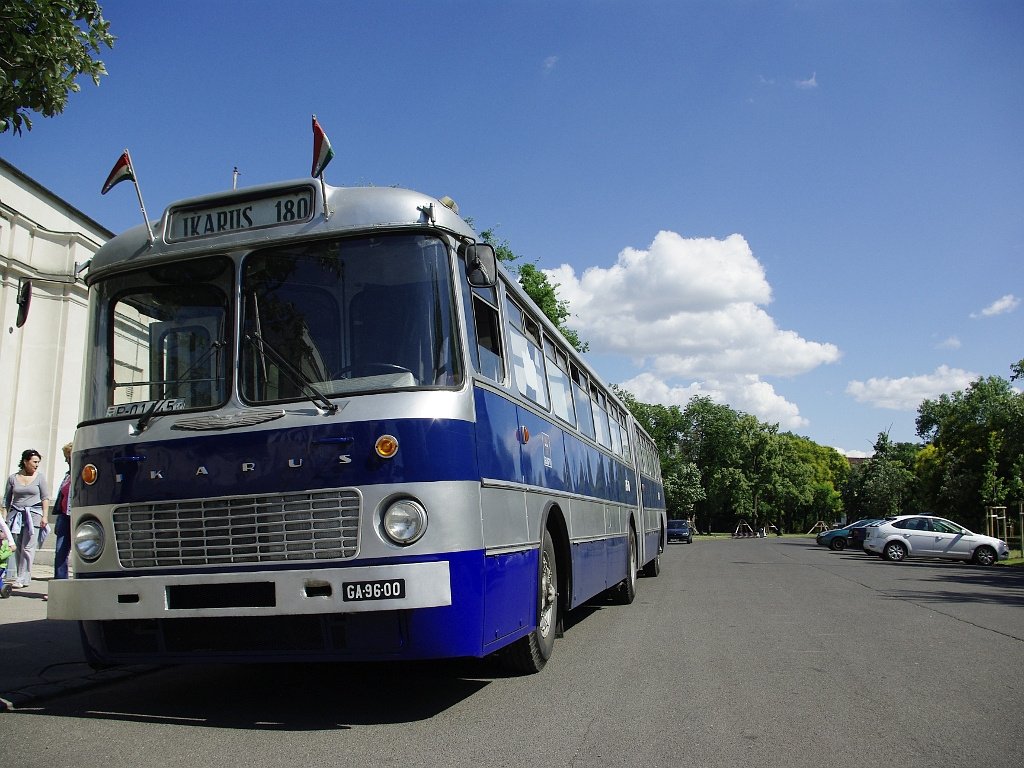 Ikarus 180 a Közlekedési múzeumnál 22 2011.06.25