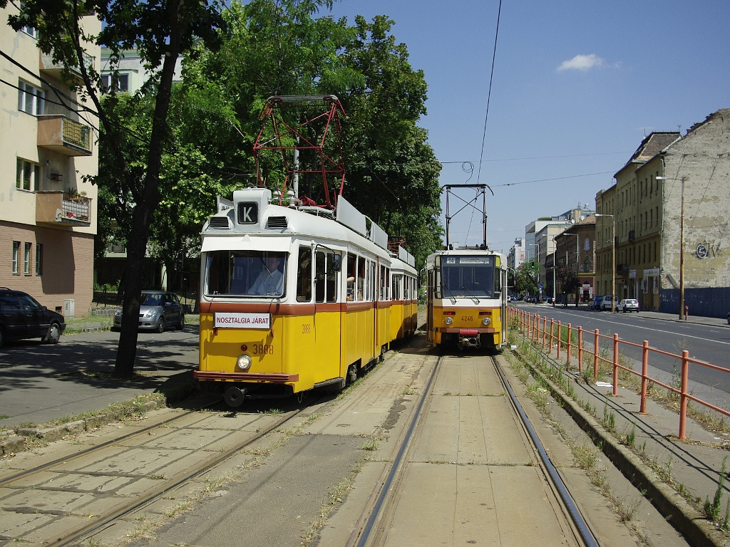 UV és Tátra a Lehel tér előtt 2 2011.07.17