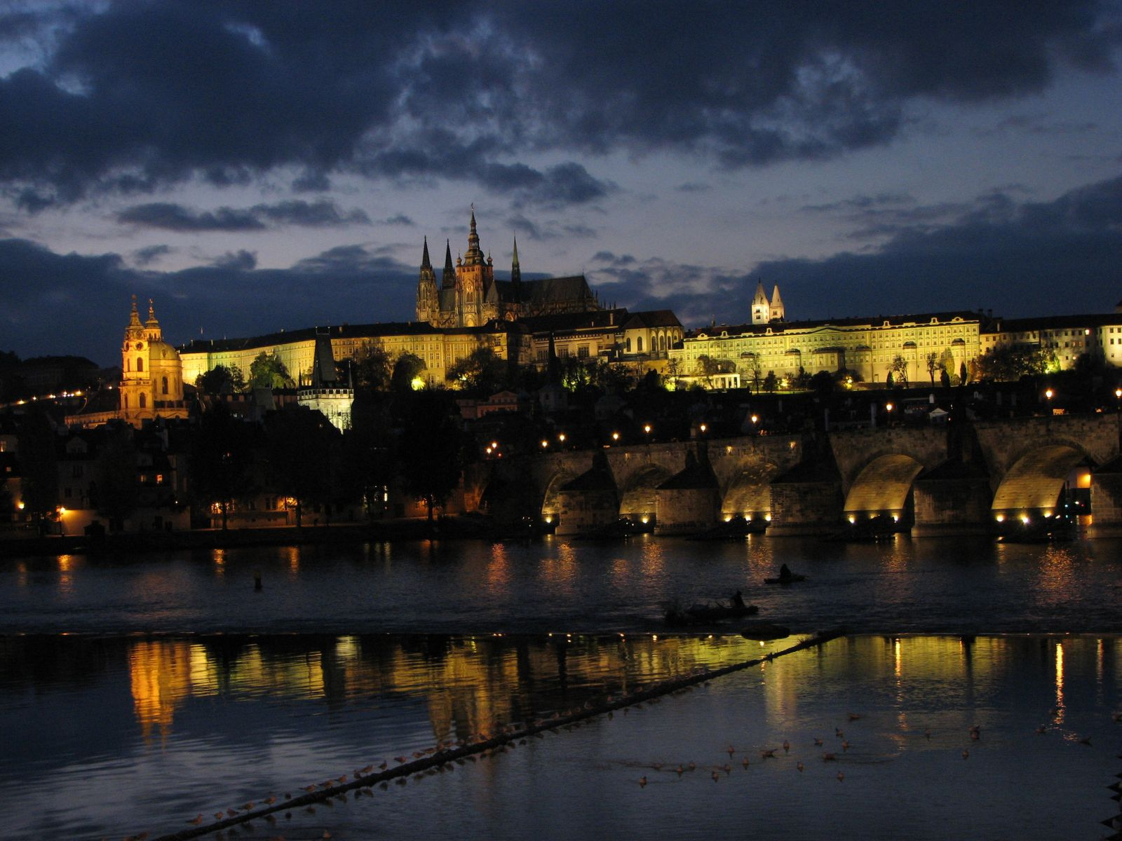 Prágai vár esti fényekben