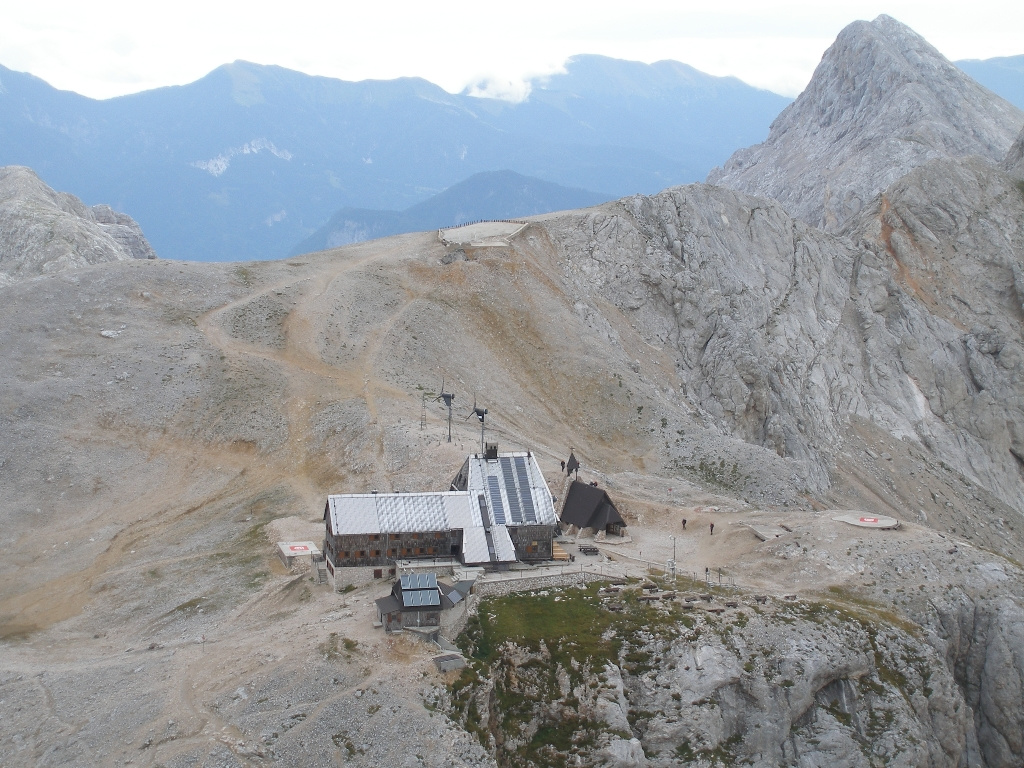 047 Triglav csúcstömbjén. - Alattunk a Trigla-ház.