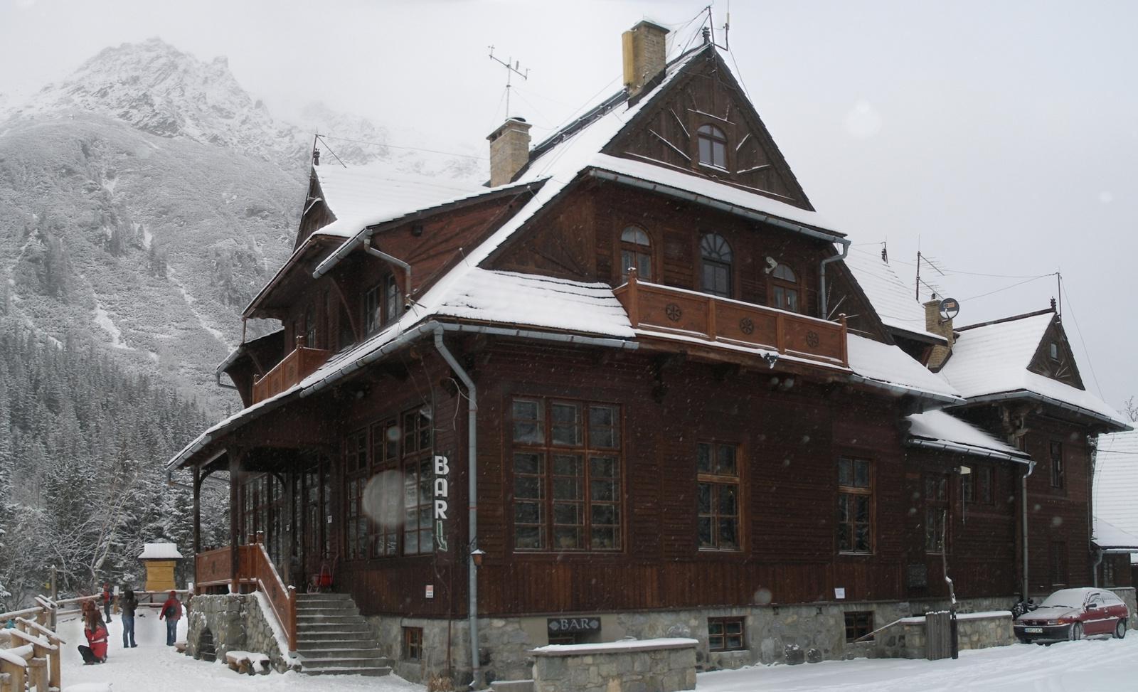 Morskie Oko-nál a turistaház.