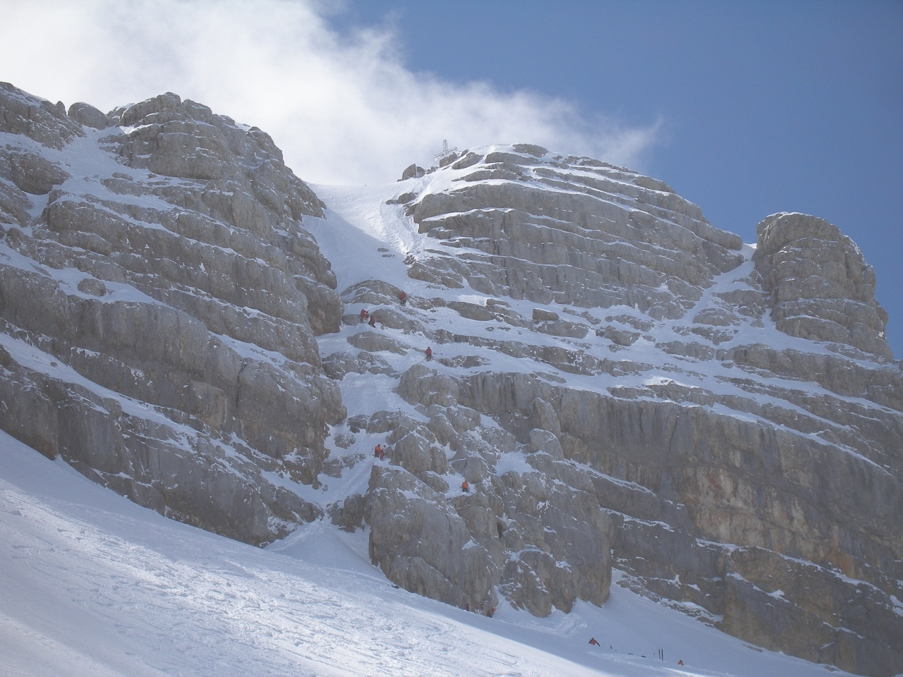 Középen a klettersteigen út a Hoher Dachstein csúcstömbjére.