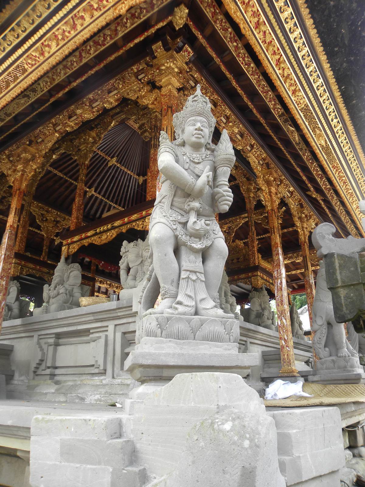 Tirtha Empul szent forrás