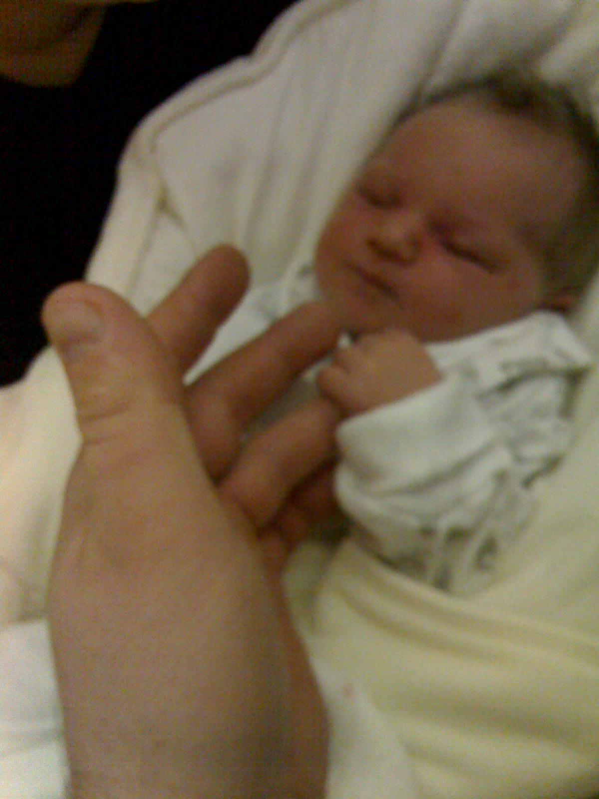 2007.12.11. Milyen nagy apa keze!