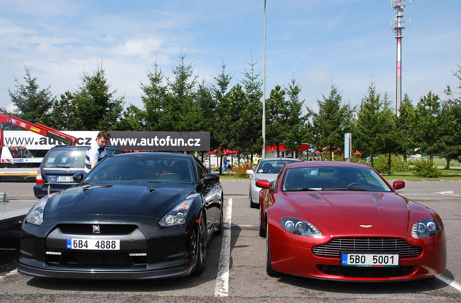 Aston Martin V8 Vantage - Nissan GT-R