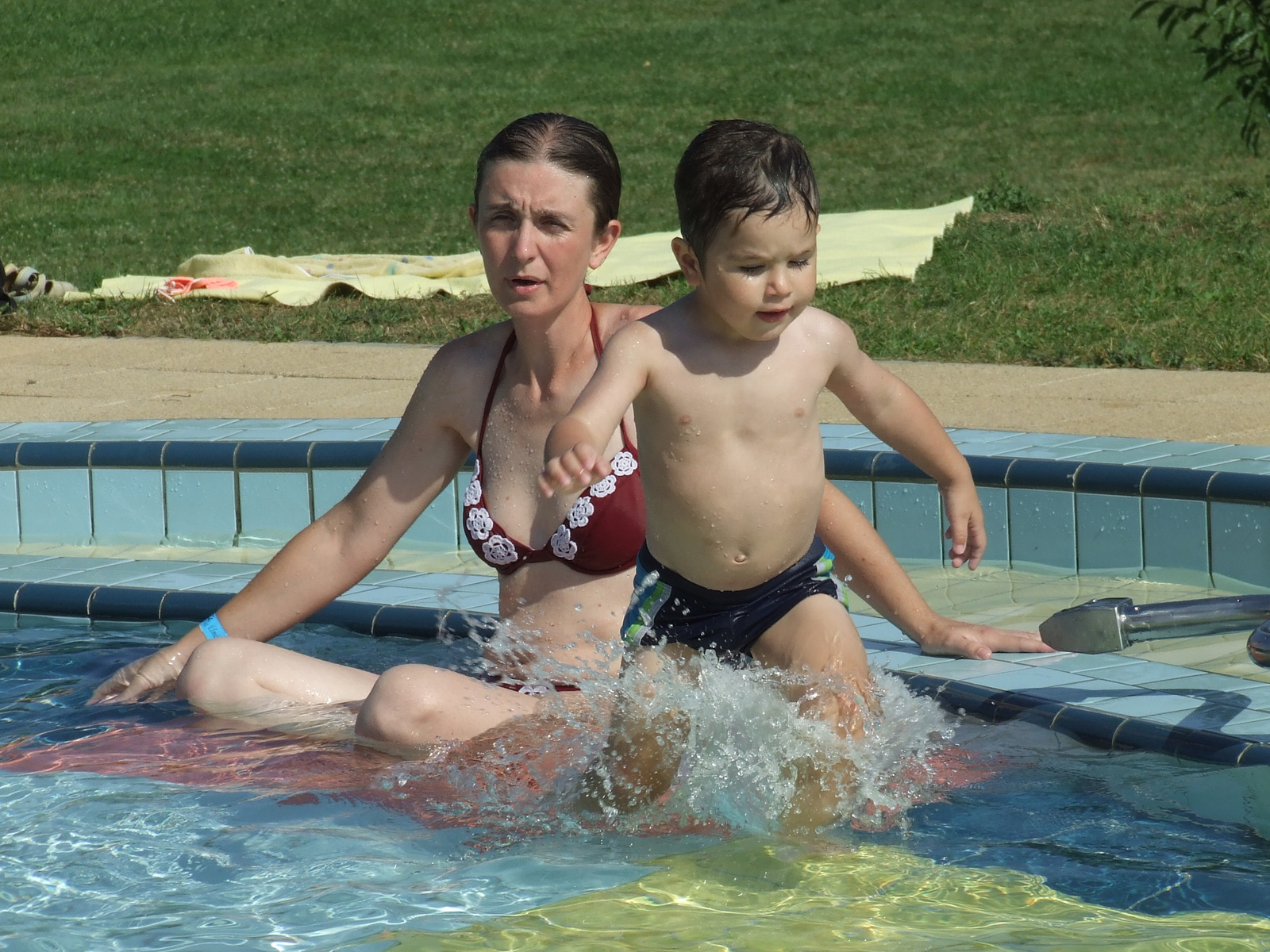 Anyával a pici medencében