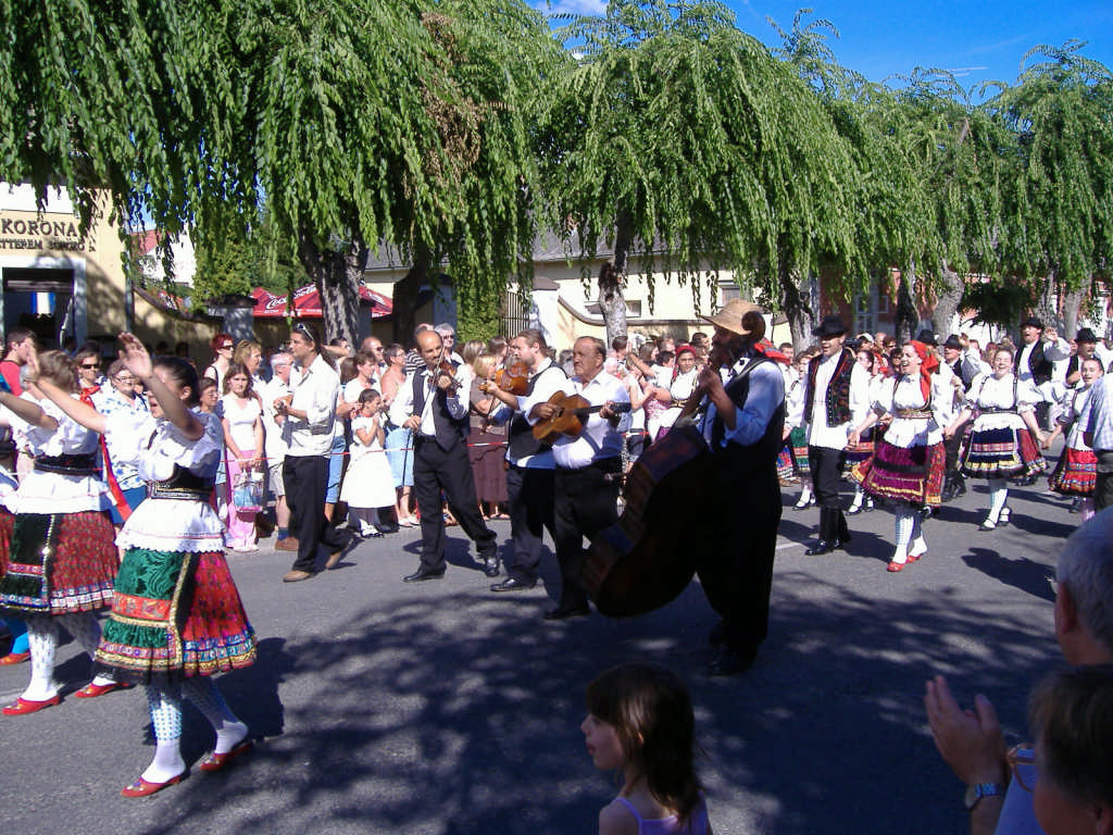 Folkórfesztivál menettánc 24