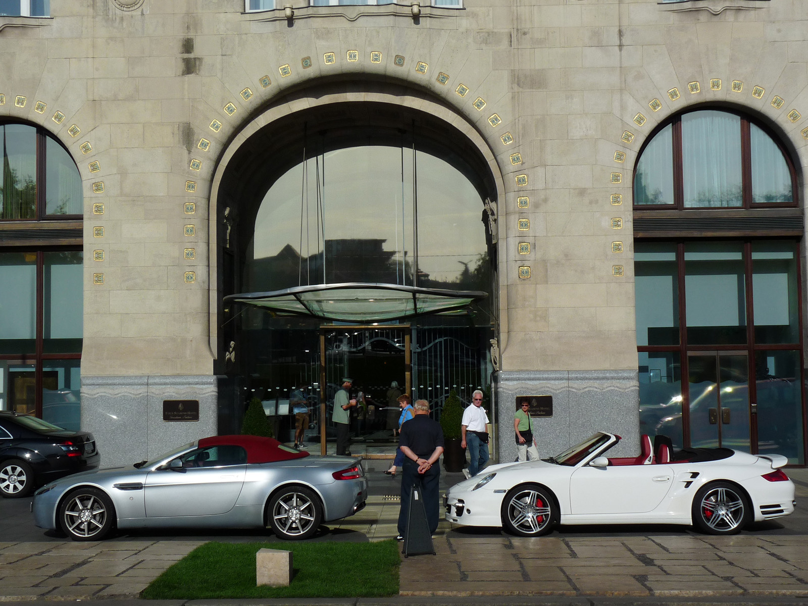 Aston Martin V8 Vantage Roadster - Porsche 911 Turbo Cabriolet