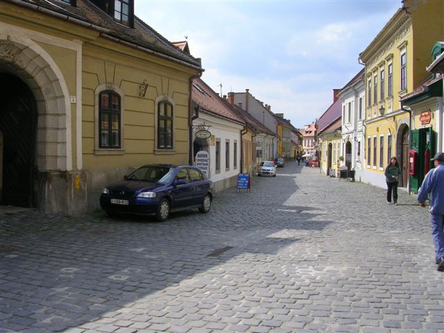 016. Összevissza cégérek, táblák, autók 1. (Dobó u.)