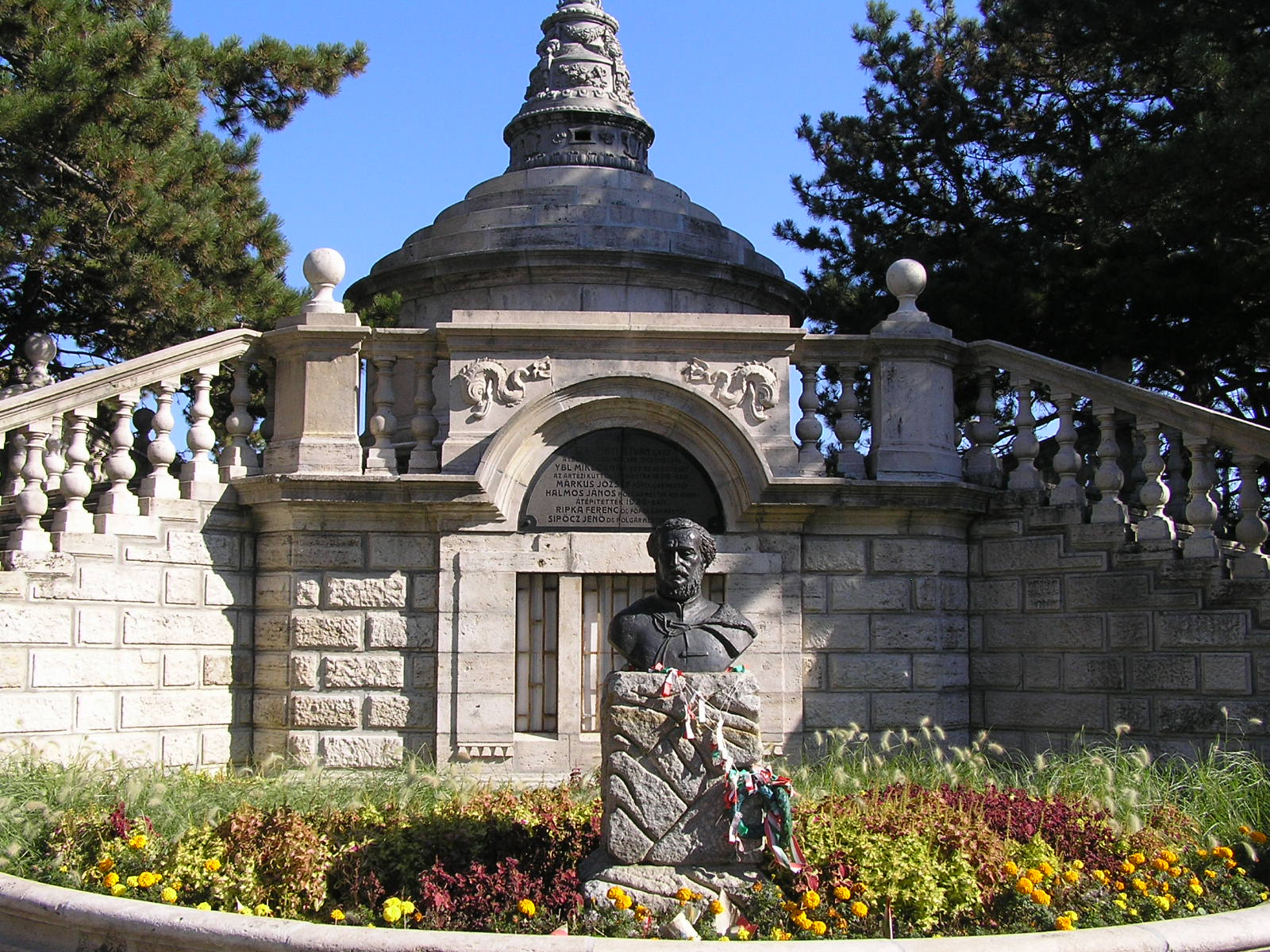 0 002 Bp. Széchenyi emlékmű a Széchenyi hegyen