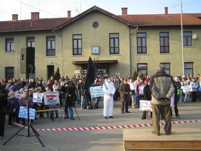 2007-02-23 Demonstráció a vasútállomás előtt