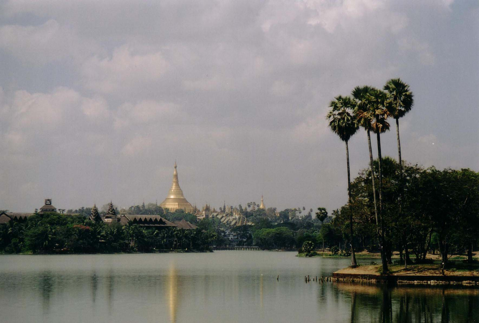 A Shwedagon Pagoda a távolból