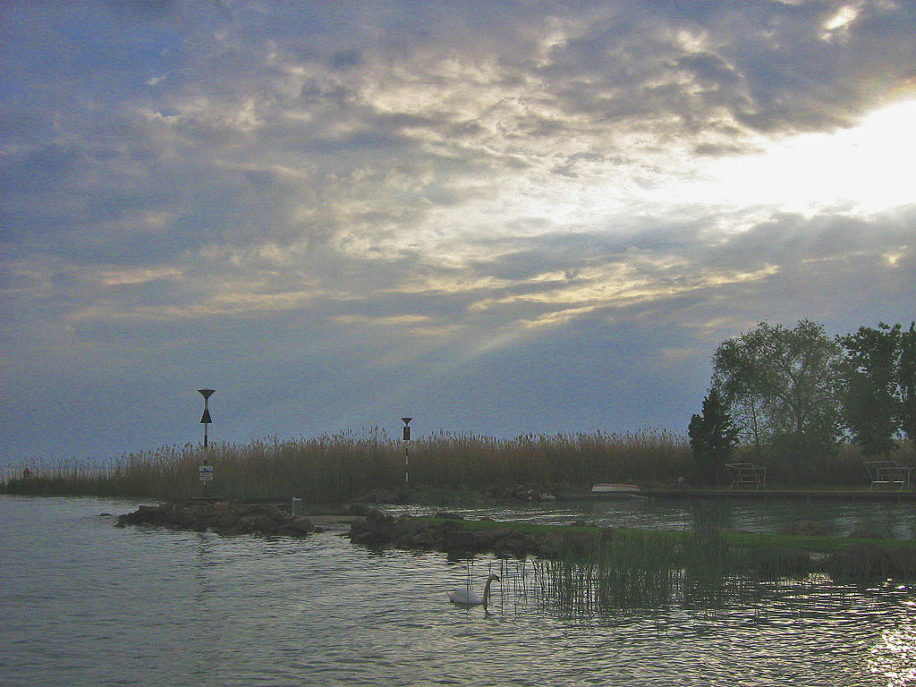 Balaton-Naplemente felhőben