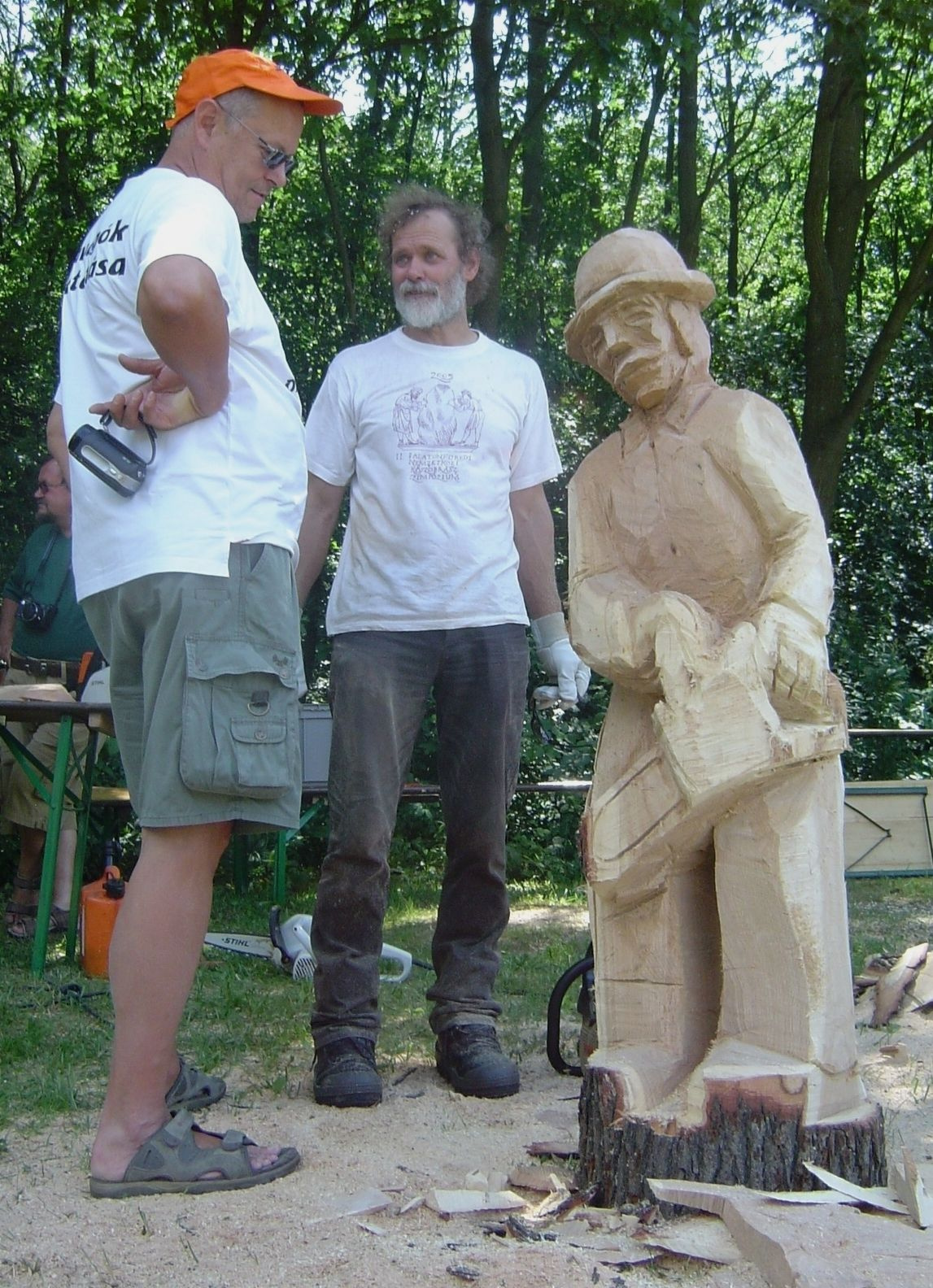 079 Mónus Béla láncfűrészes szobor faragása