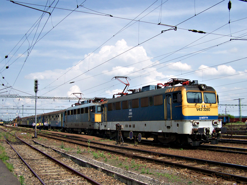 V43 - 3280 + V43 - 1097 Dombóvár (2011.06.06).