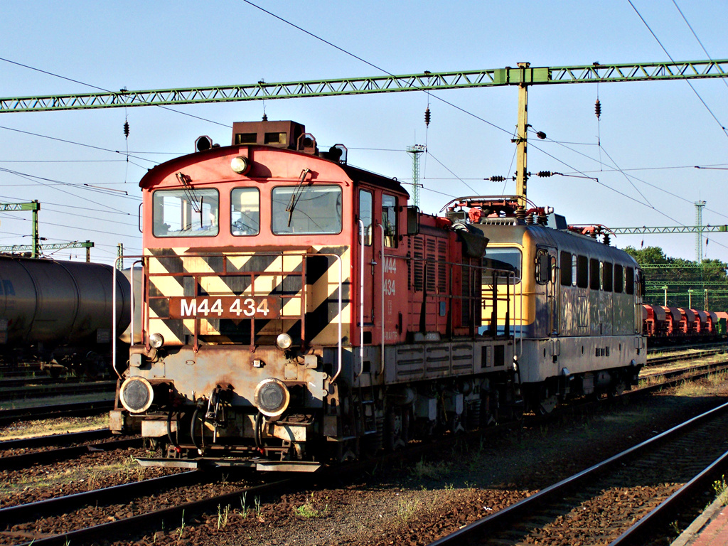 M44 - 434 + V43 - 3161 Dombóvár (2011.05.06).