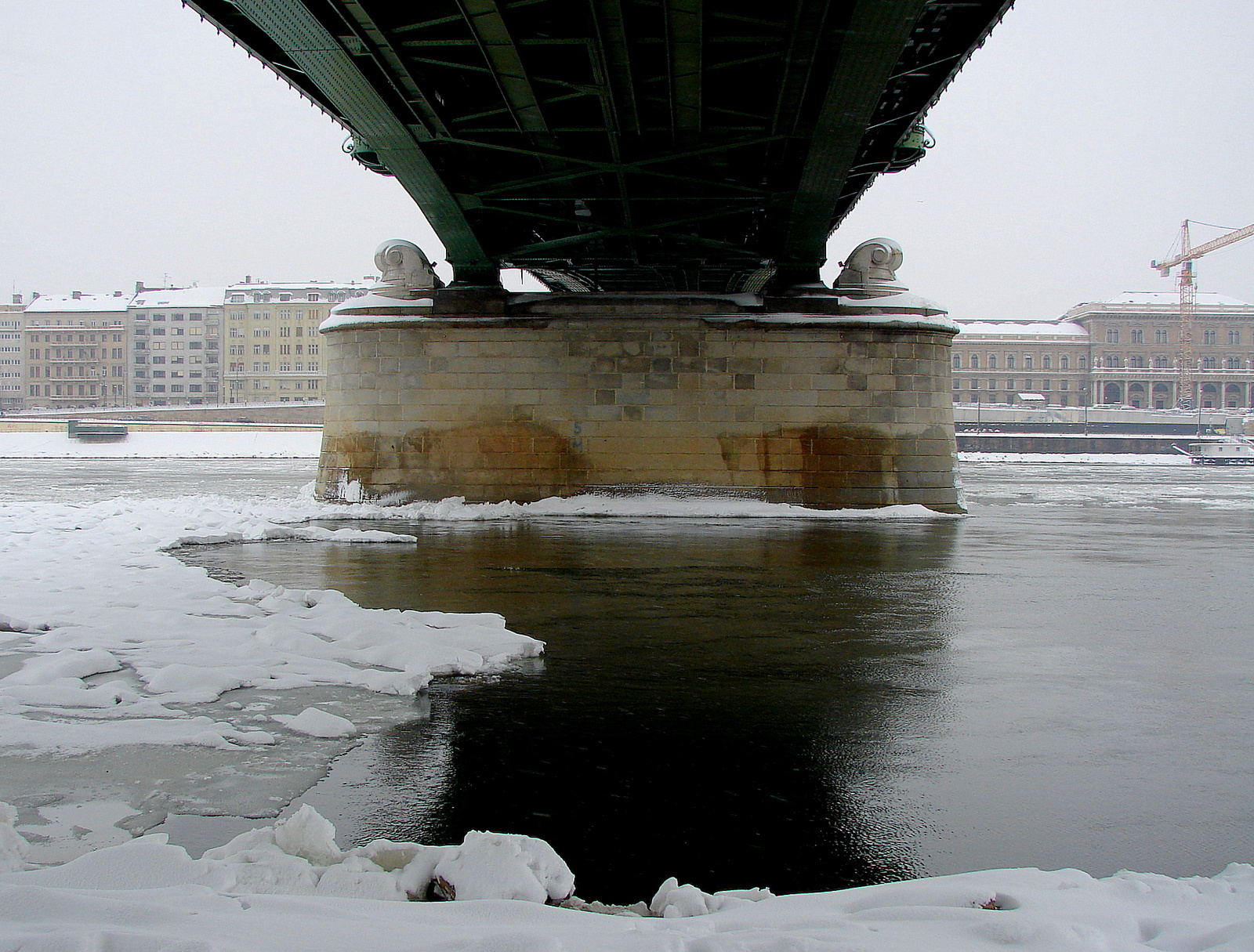 híd alatt