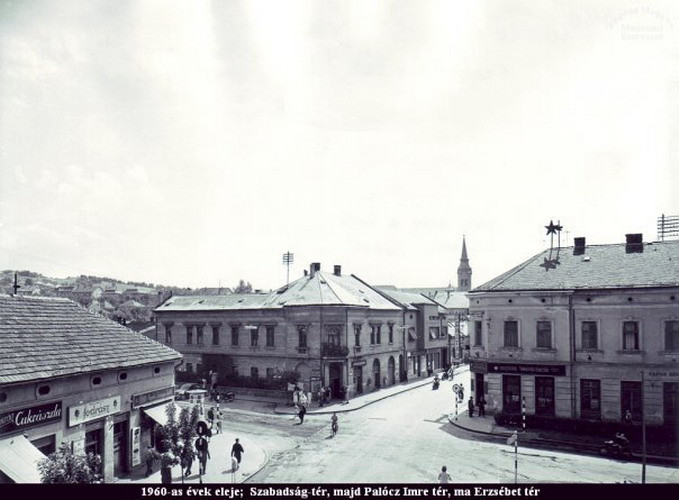Salgótarján, régen a Pécskő út megy balra, az Erzsébet tér