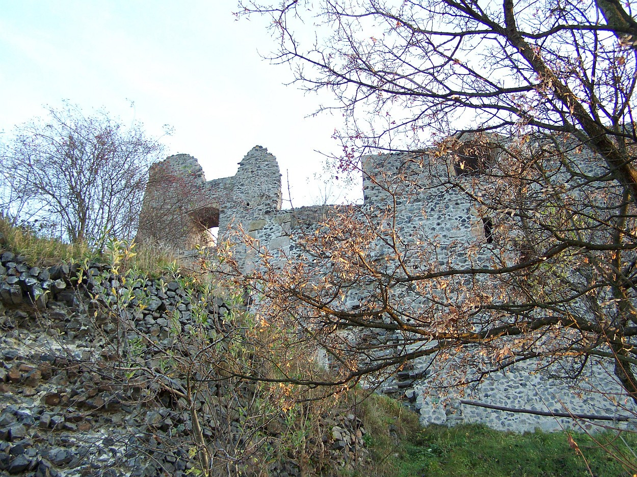 Somoskői vár, az északi fal lőrésekkel