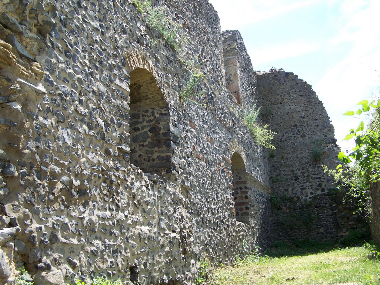 Somoskői vár, a déli fal lőrésekkel