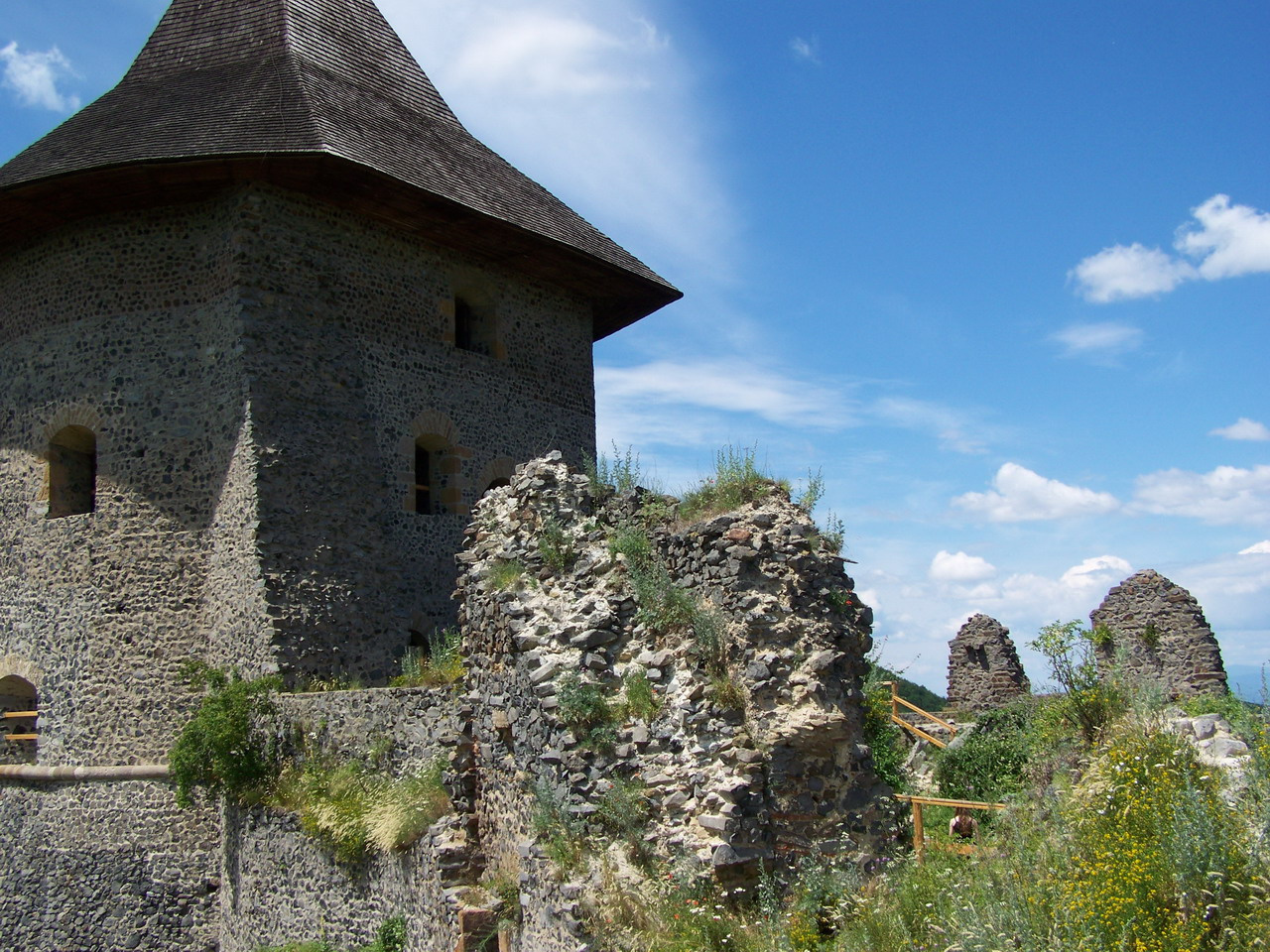 Somoskői vár, az északi torony a falmaradványokkal