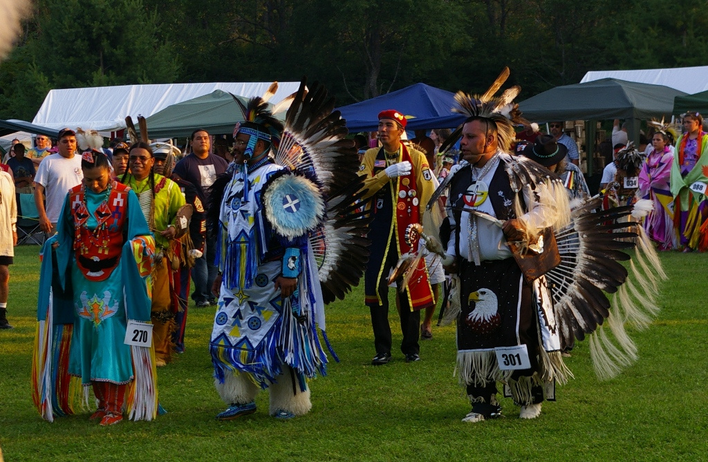 Powwow indiántánc: balról a tavalyi (törzsi) szépségkirálynő