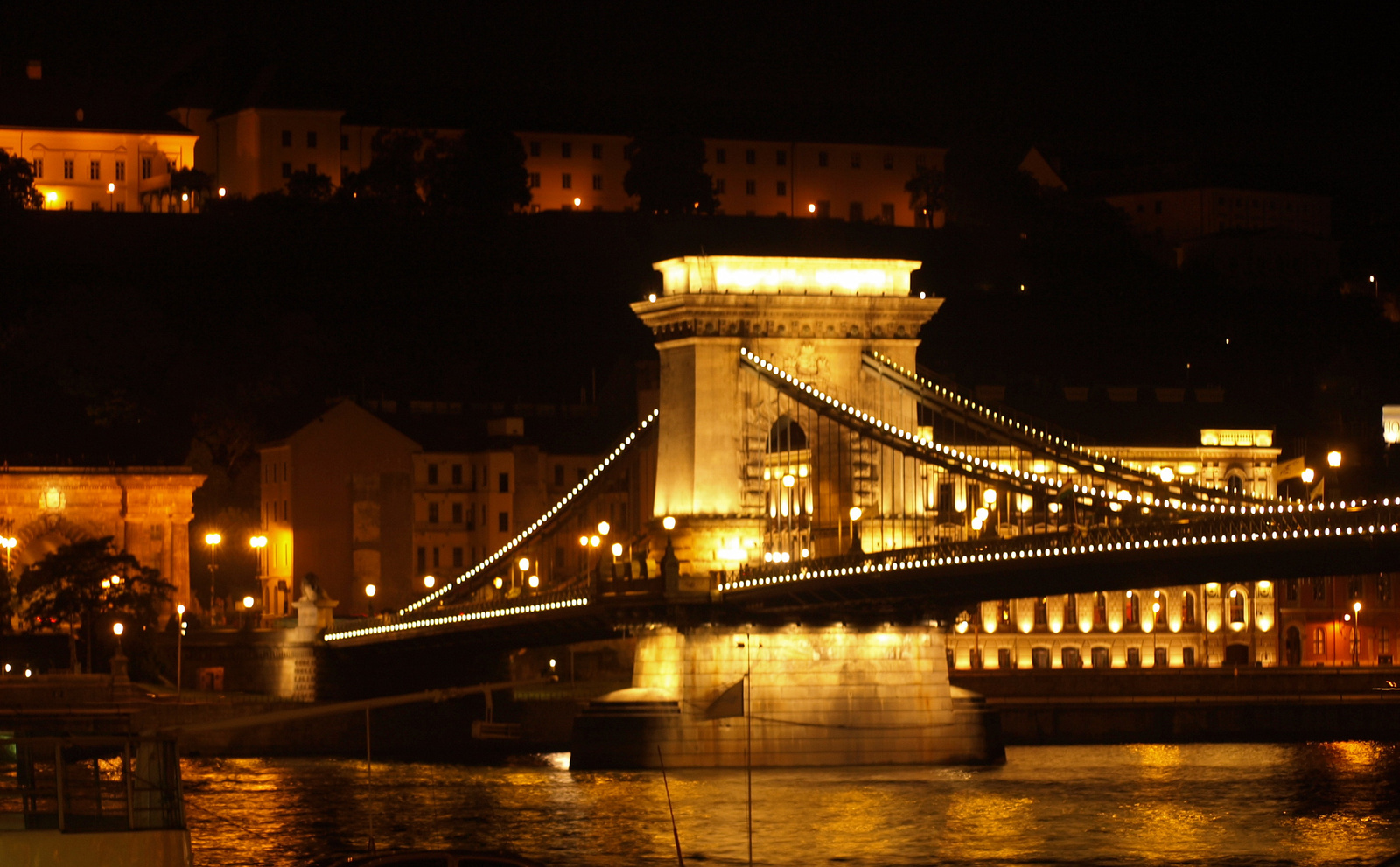 Lánchíd by night...